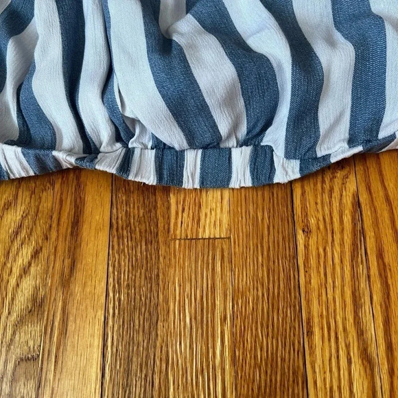 American Eagle Outfitters off the should top - Picture 4 of 7